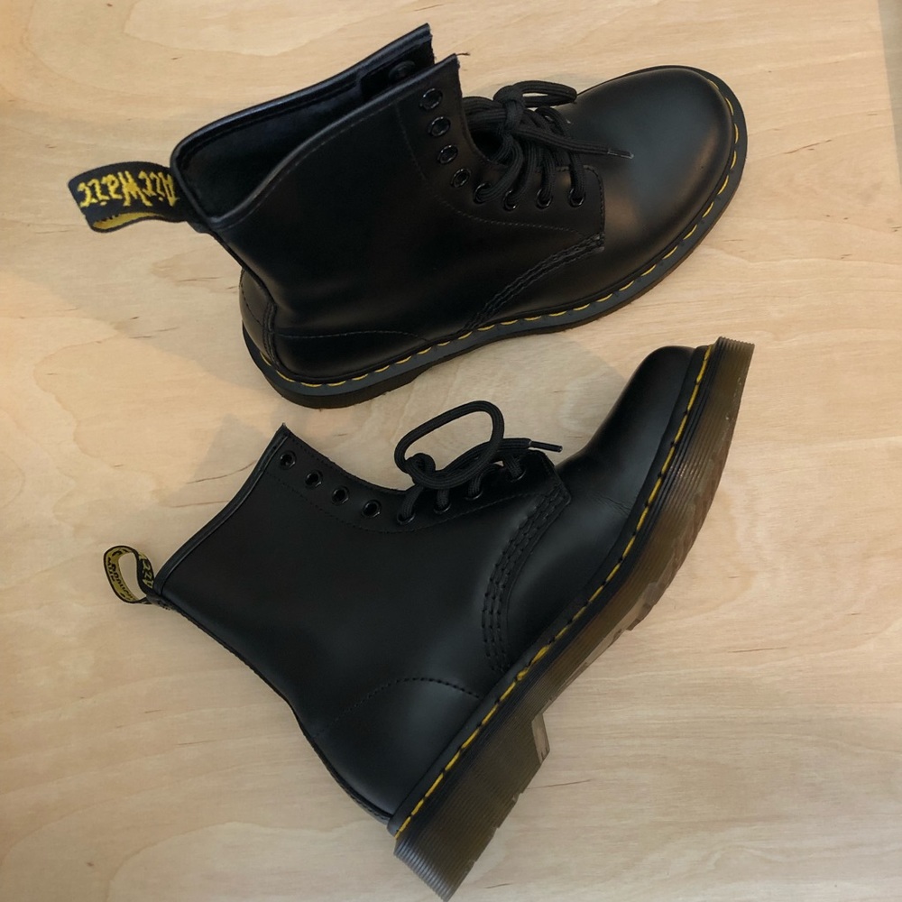 Dr. Martens 1460 women’s smooth leather lace up boots — black